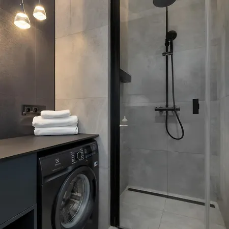 Modern With Parking And Air Conditioning In The Center Of By Renters *