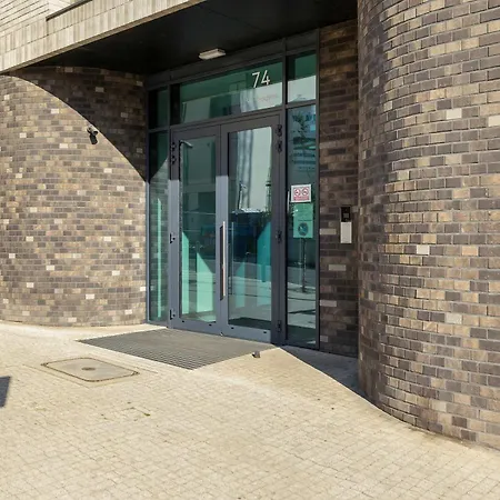 Modern With Parking And Air Conditioning In The Center Of By Renters *