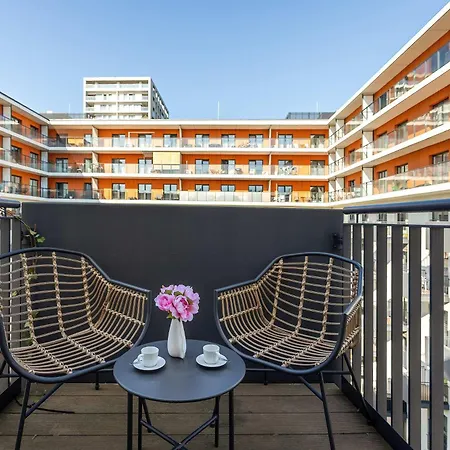 Modern With Parking And Air Conditioning In The Center Of By Renters *